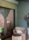 Técnico de EcoGuard fumigando una sala
