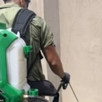 Técnico con bomba aspersora