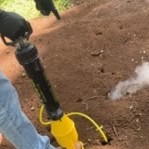 Aplicación de producto en nido de hormigas en tierra