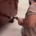 Aplicación con brocha en un mueble